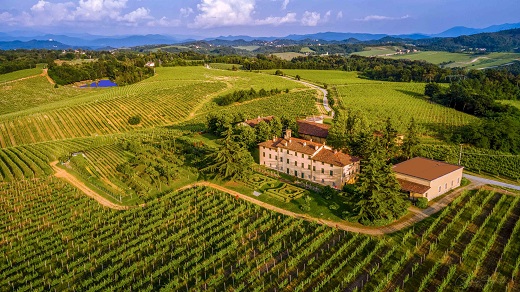 Tenuta dal drone