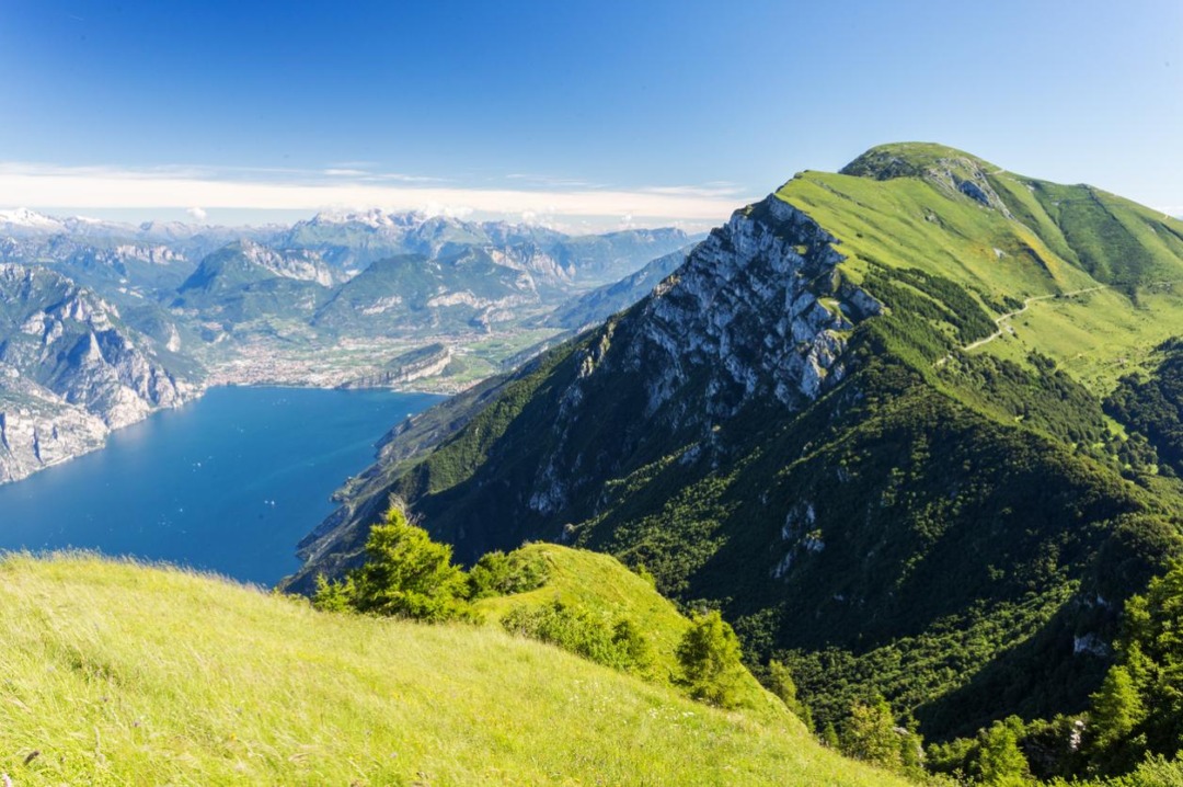 Monte Baldo, passeggiata in vetta con vista sul blu del Garda